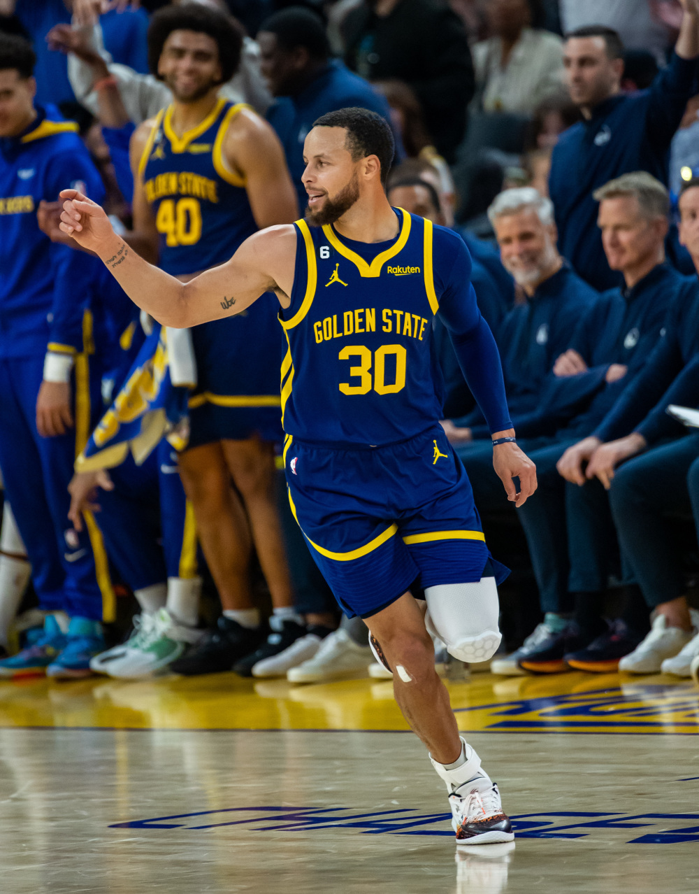 马刺队在NBA季后赛中达成关键胜利，表现亮眼