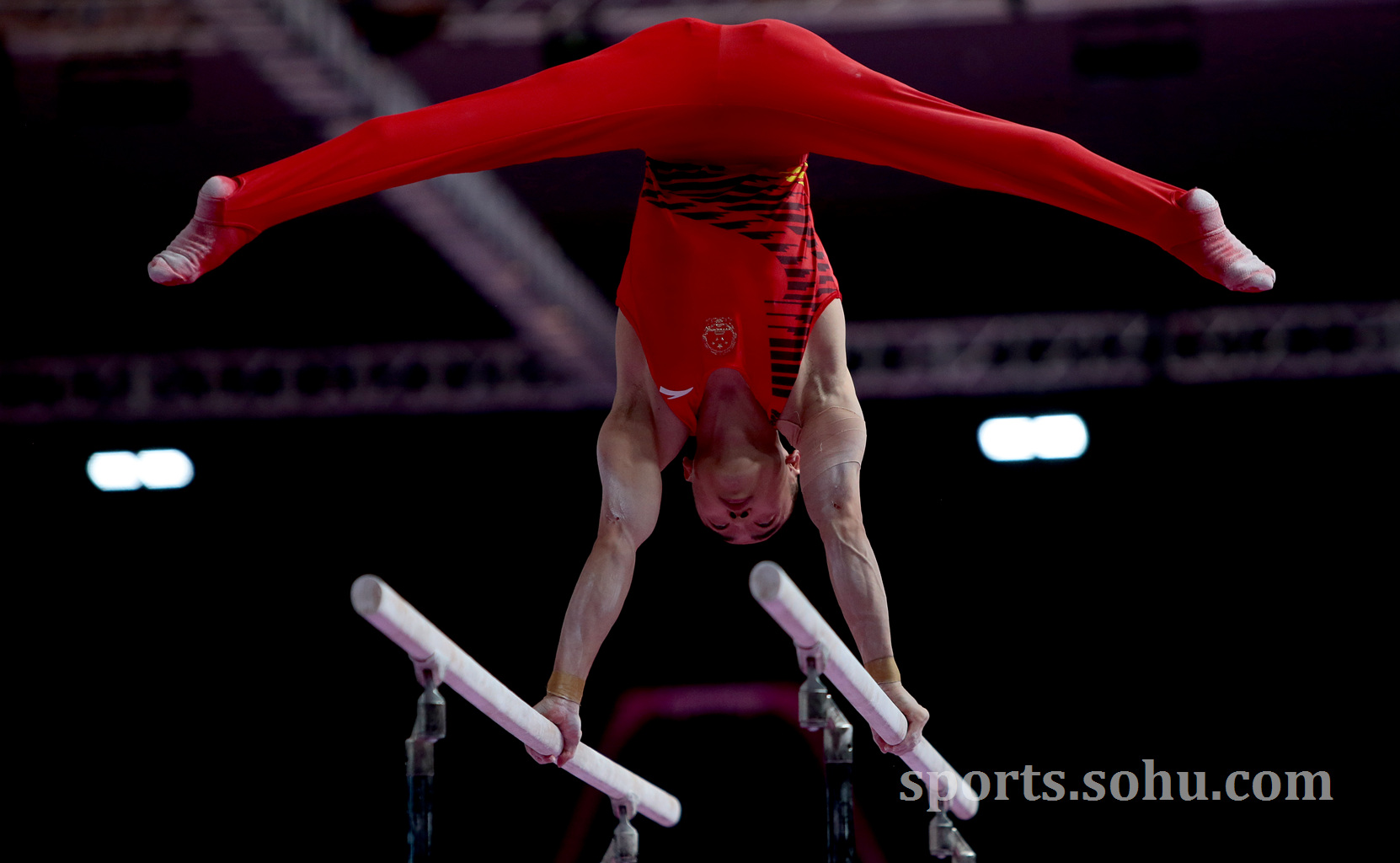 日本体操队绽放出色表现,斩获银牌,全场震撼 日本体操队绽放出色表现,斩获银牌,全场震撼