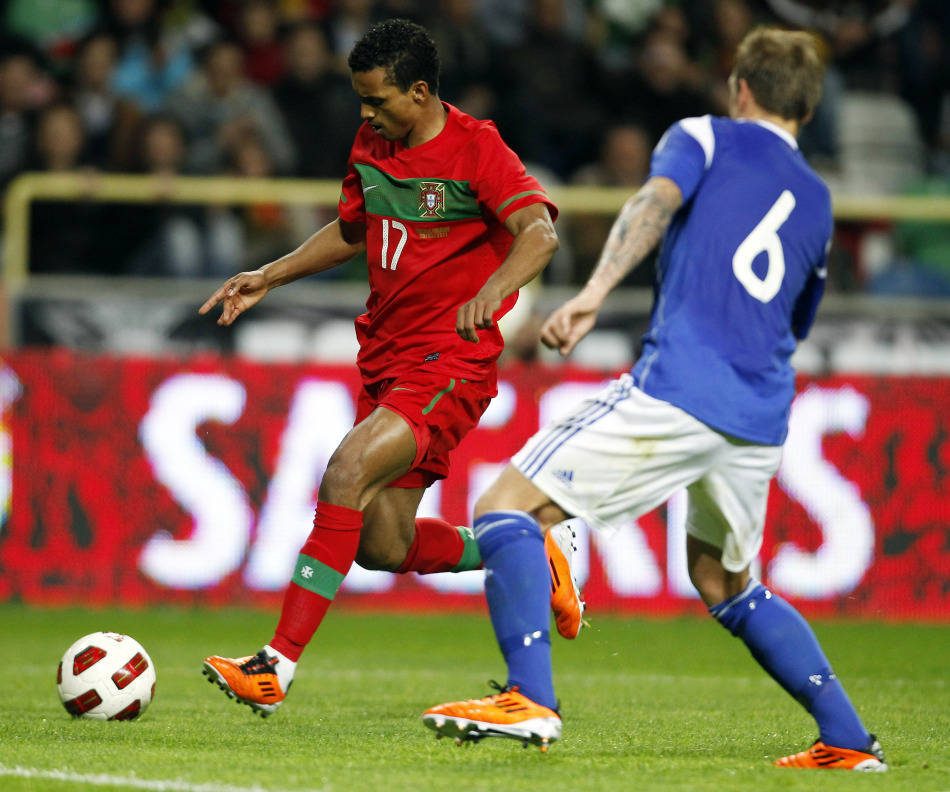 芬兰队在比赛中展现出强大的实力,掌声雷动 芬兰队在比赛中展现出强大的实力,掌声雷动