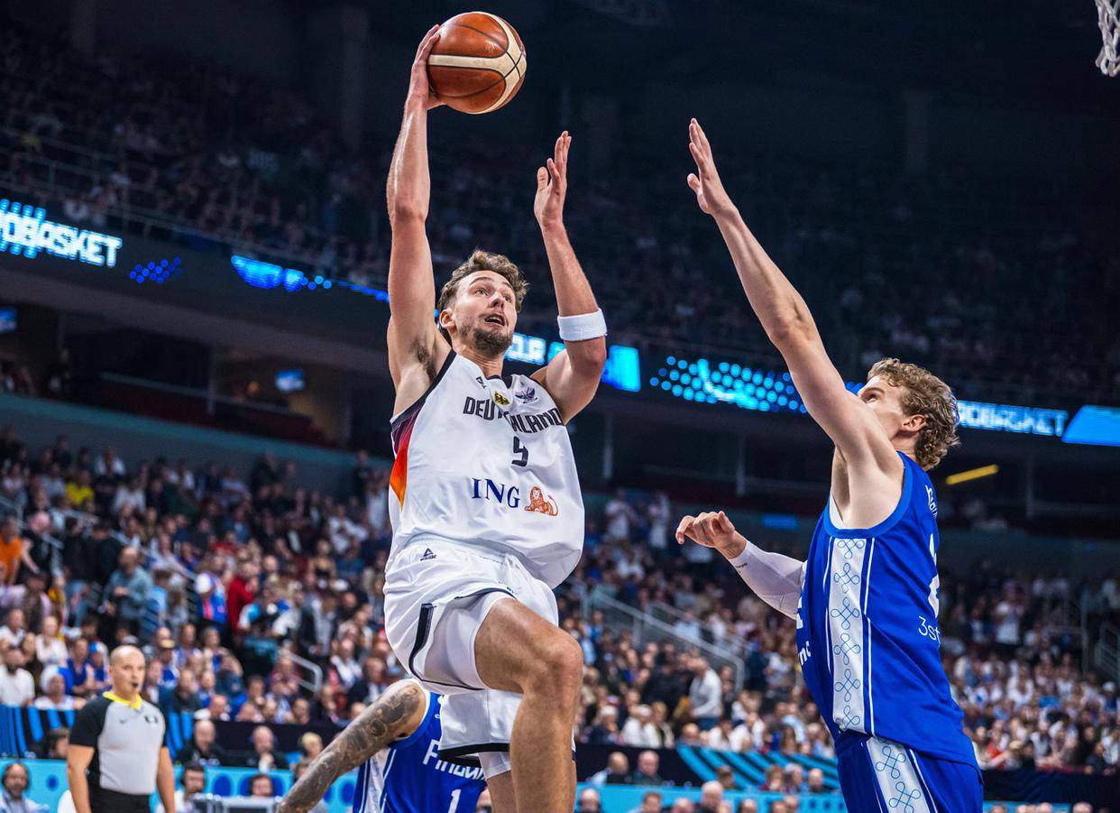 芬兰队在比赛中展现出强大的实力,掌声雷动 芬兰队在比赛中展现出强大的实力,掌声雷动