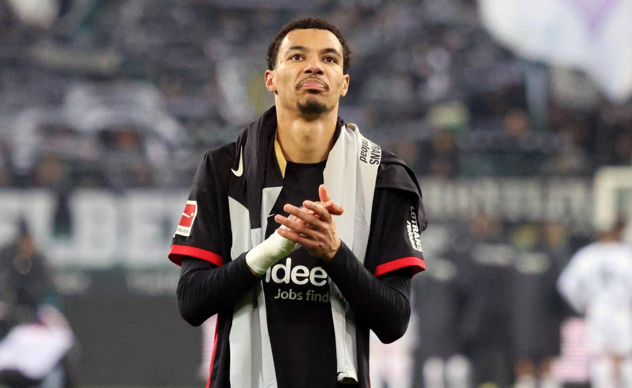 法兰克福前锋连续积极进攻，带领球队疾风步步，气势如虹