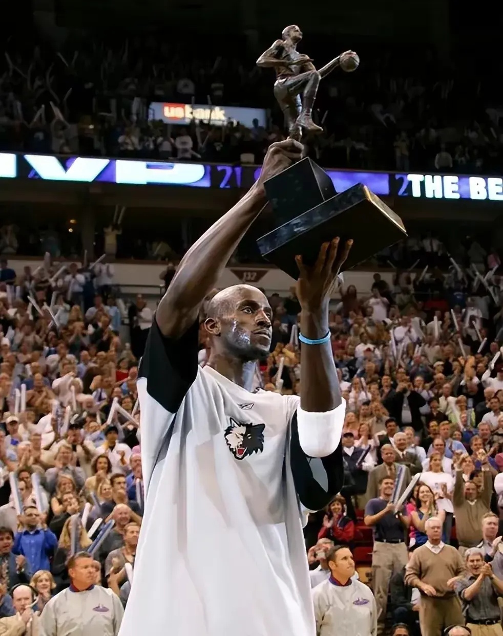 爵士大将戈贝尔抢下两双,全面发挥,表现亮眼 爵士大将戈贝尔抢下两双,全面发挥,表现亮眼