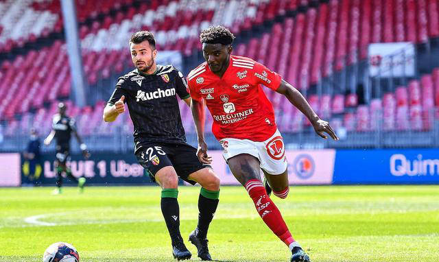 包含梅斯客场战胜对手，豪取三分，表现亮眼的词条