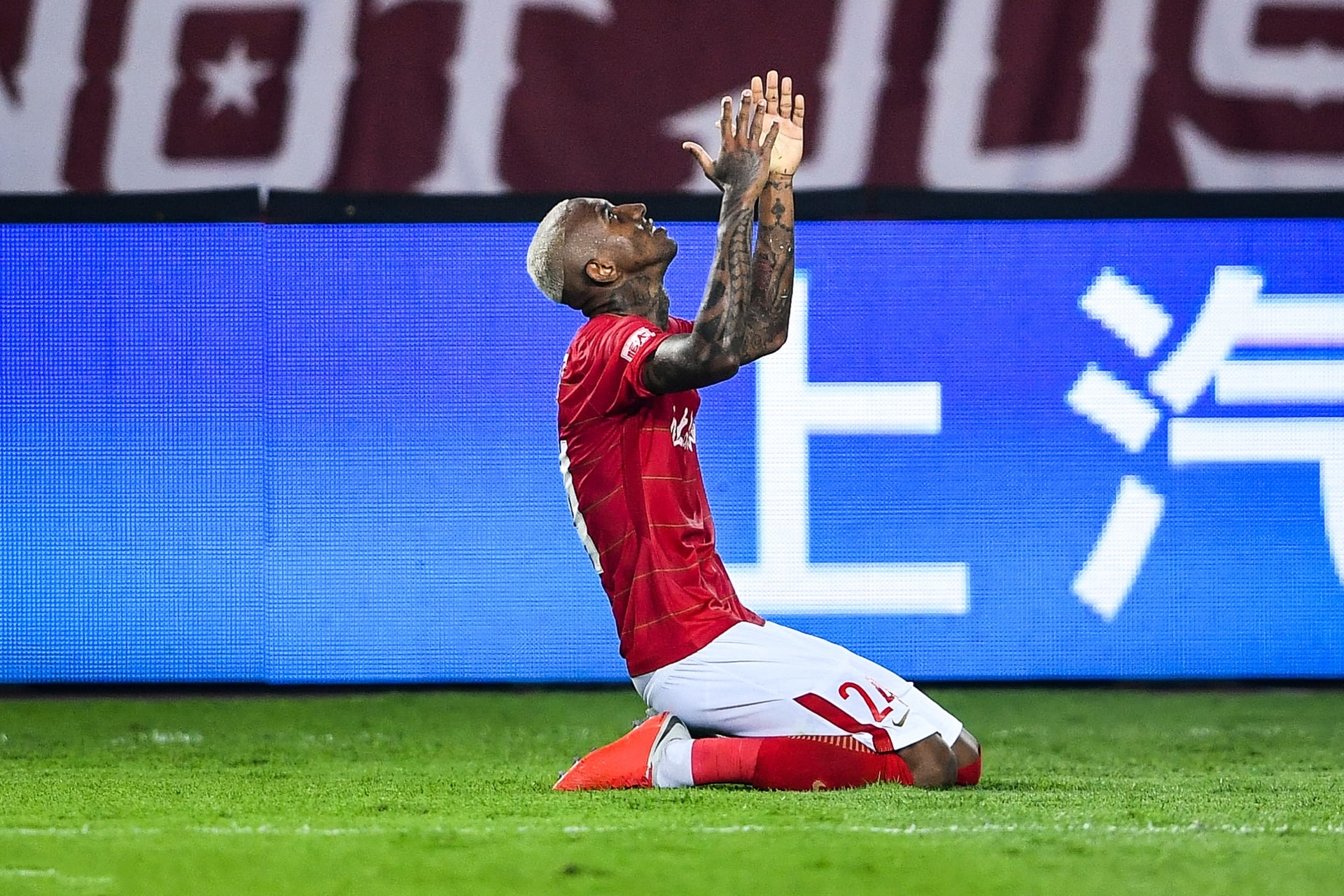 梅方梅开二度，广州富力主场大胜，战绩斐然