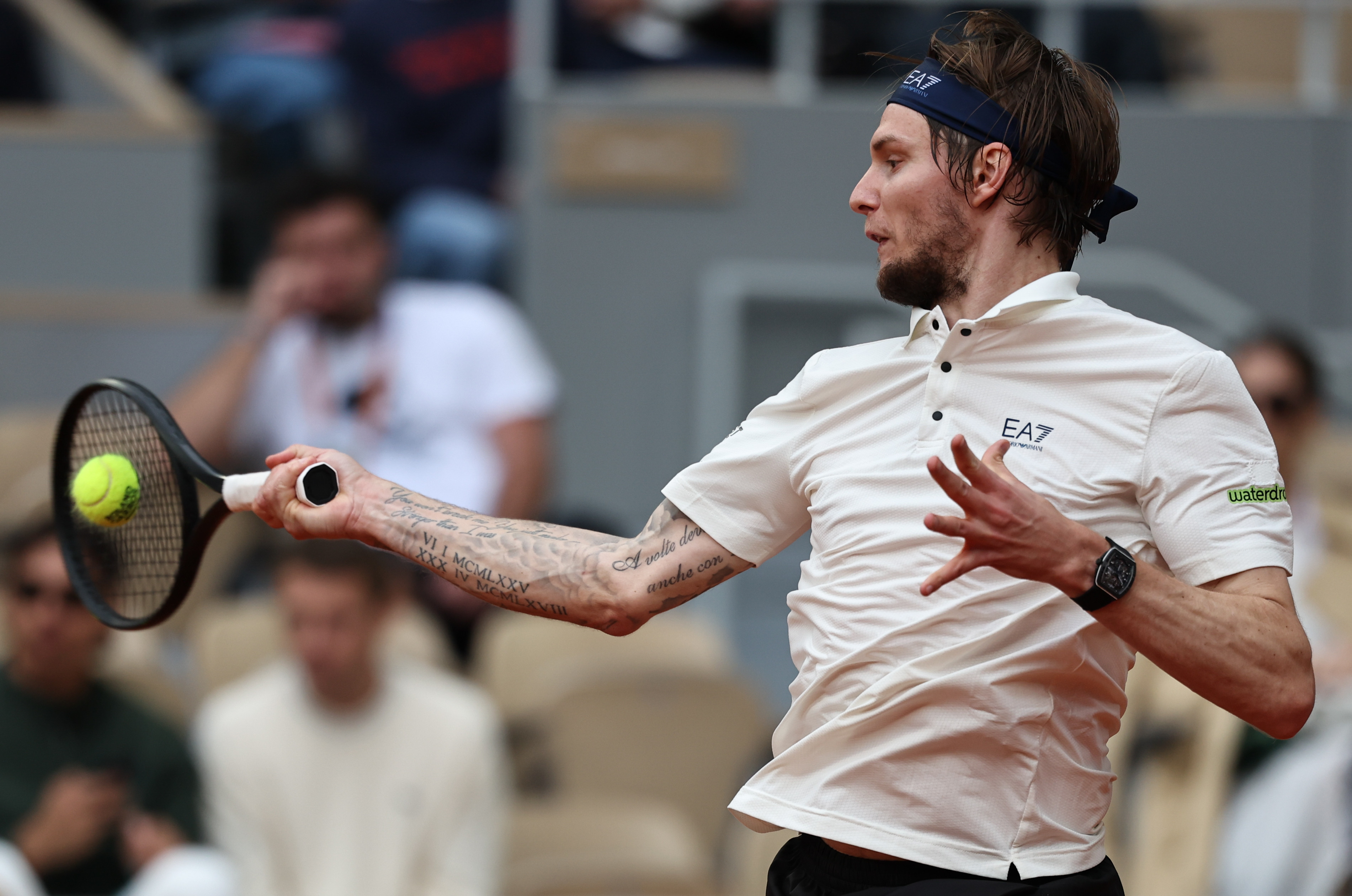 开云下载-法网鏖战拉沃尔杯，辛纳扛起全队