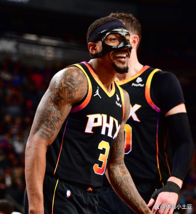 青岛队完胜雄鹿，布克状态火热