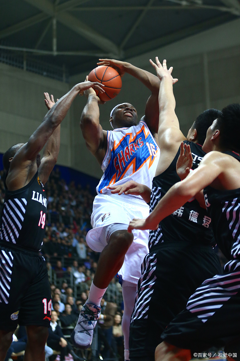 青岛队完胜雄鹿，布克状态火热